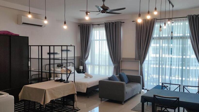 סטודיו דלוקס, Molek Regency Taman Molek