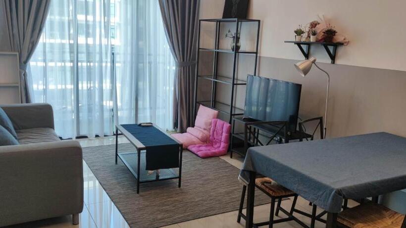 סטודיו דלוקס, Molek Regency Taman Molek