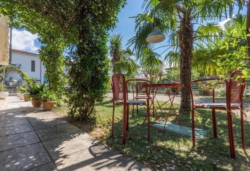 דירת חדר נוף לגינה, I Germani