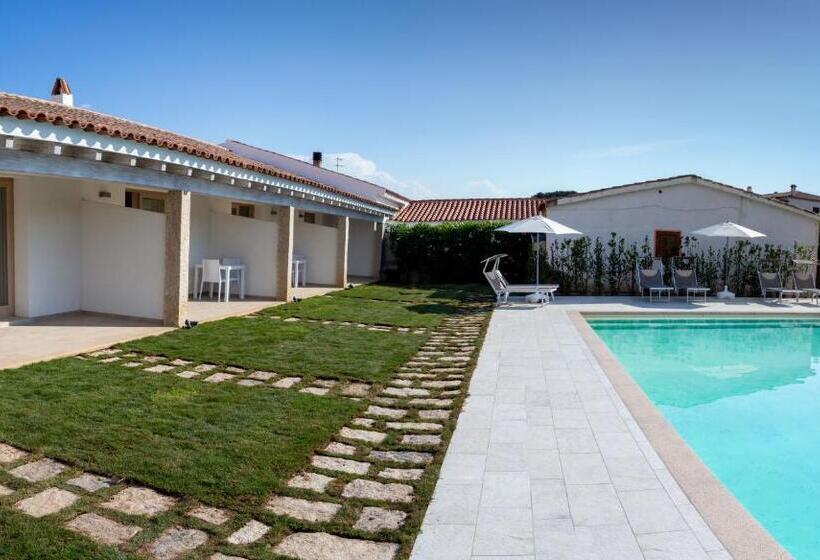 غرفة قياسية مطلّة علي حمام السباحة, La Corte Di Pulicinu