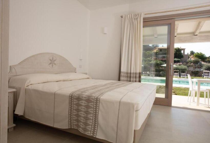 غرفة قياسية ثلاثية مطلة علي حمام السباحة, La Corte Di Pulicinu