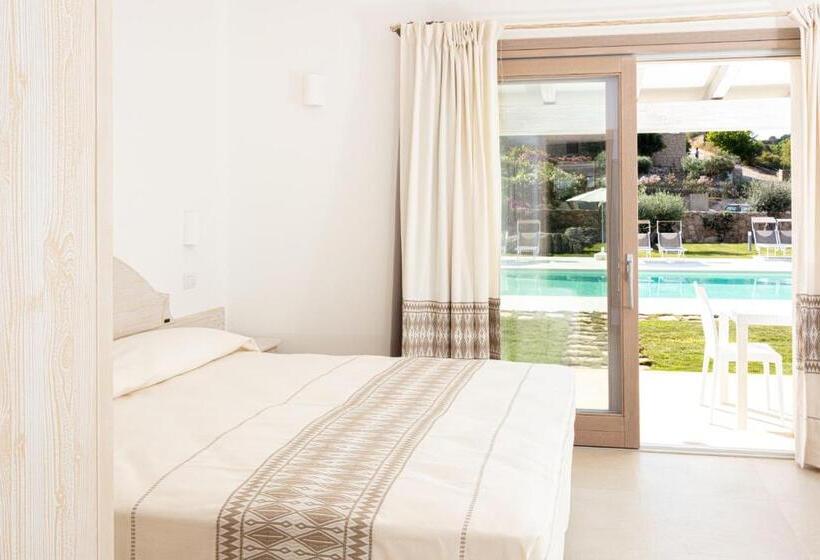 غرفة قياسية ثلاثية مطلة علي حمام السباحة, La Corte Di Pulicinu