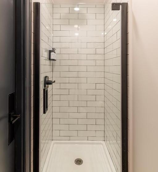 غرفة قياسية, The Dorm