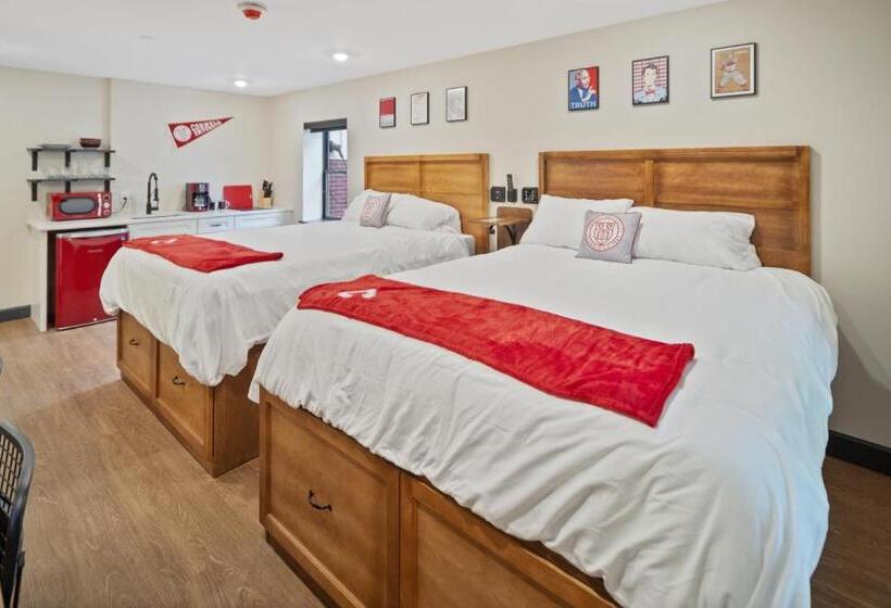 غرفة قياسية, The Dorm