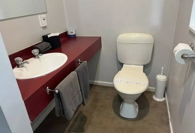 استودیوی استاندارد, Avenue Motel Palmerston North