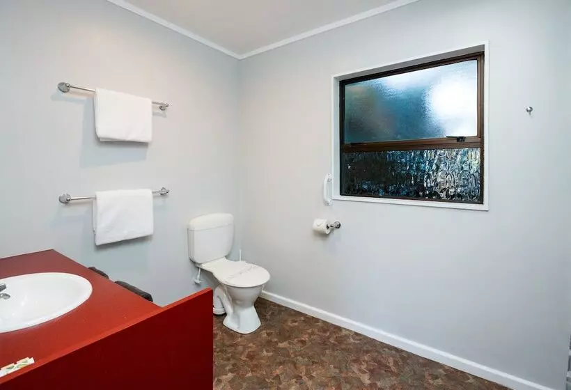 استودیوی استاندارد, Avenue Motel Palmerston North