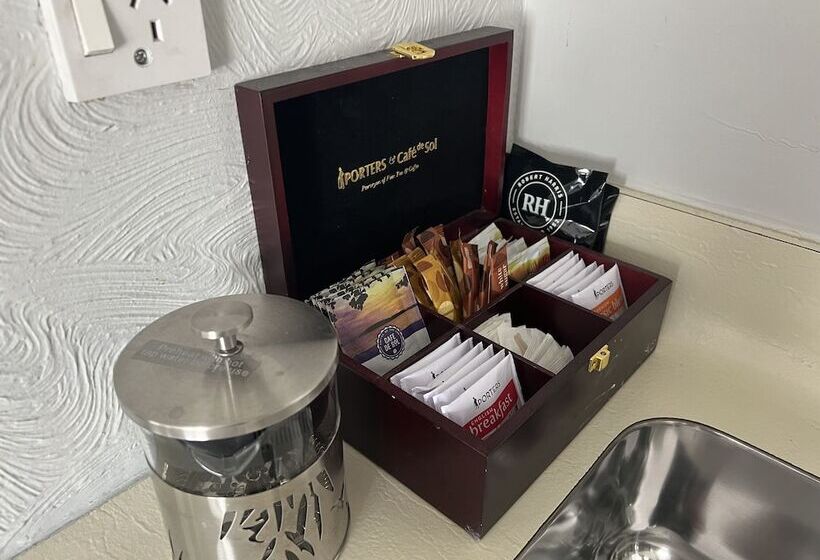 스탠다드 스튜디오, Avenue Motel Palmerston North