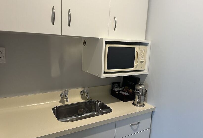 استودیوی استاندارد, Avenue Motel Palmerston North