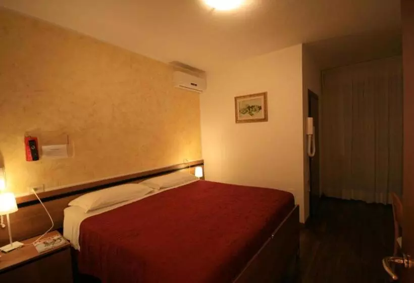 バルコニー付スタンダード4ベッドルーム, Albergo Centopini