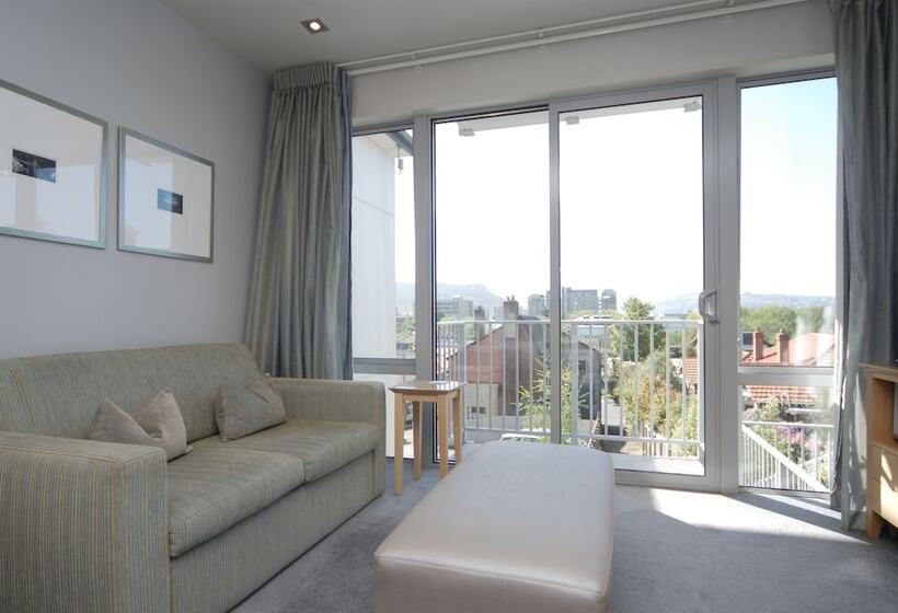 Escritório Superior, Bluestone On George