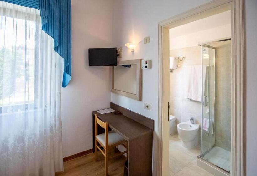 스탠다드 룸, Lory