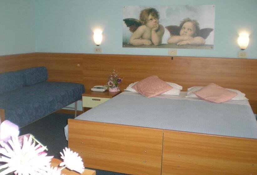 베이직 3인 룸, Lory