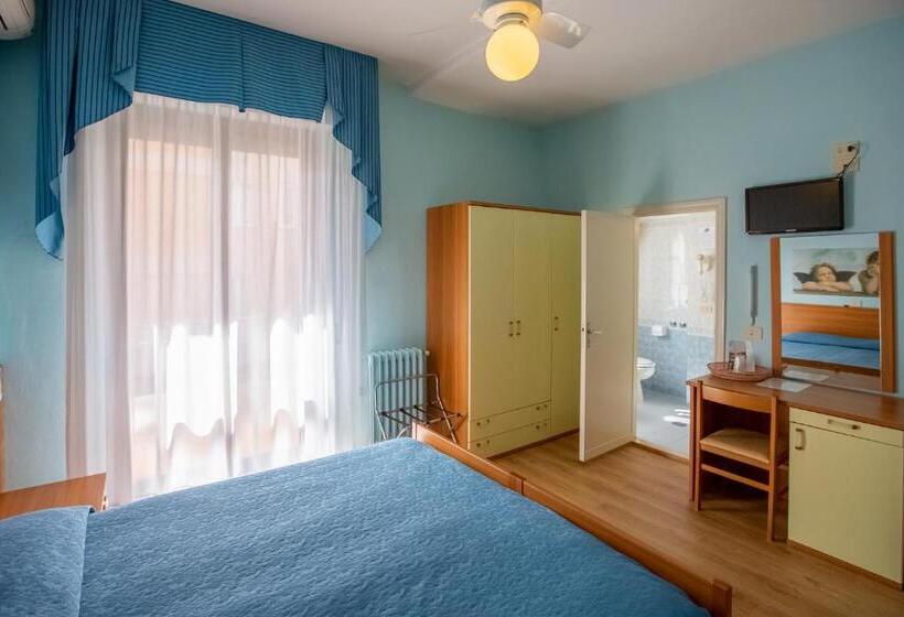 베이직 3인 룸, Lory