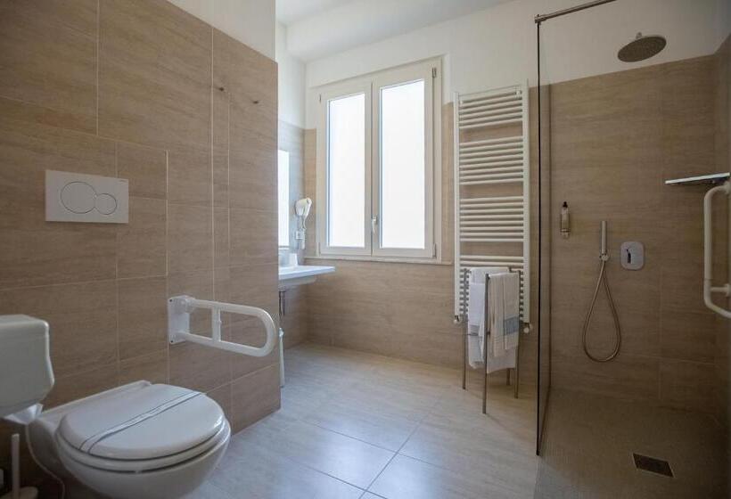 수피리어 룸, Lory