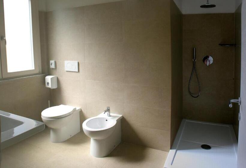 수피리어 룸, Lory