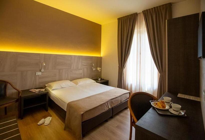 수피리어 룸, Lory