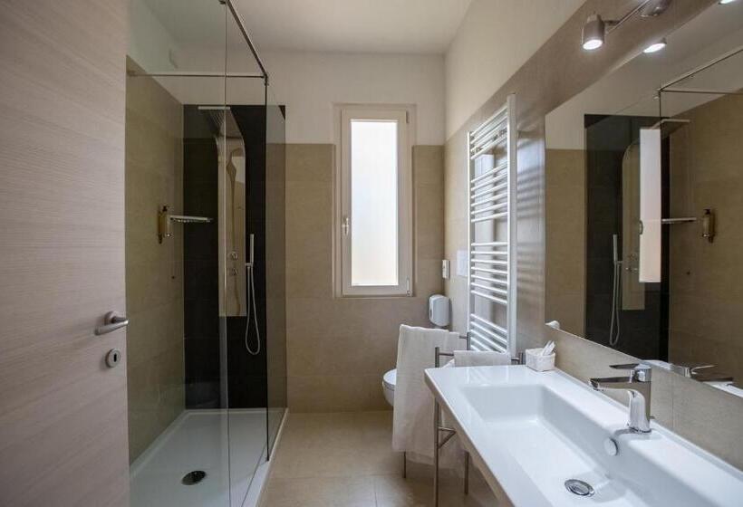 가든 전망 주니어 스위트, Lory