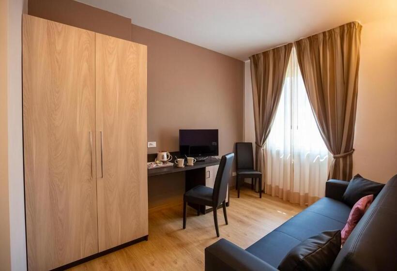 가든 전망 주니어 스위트, Lory