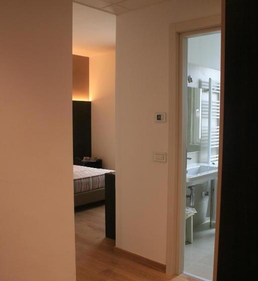 주니어 스위트 발코니, Lory