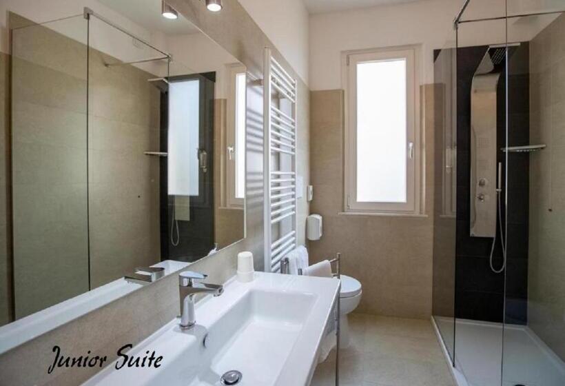 주니어 스위트 발코니, Lory