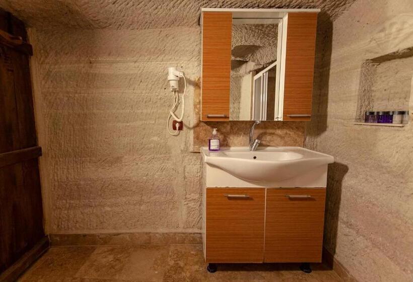 اتاق خانوادگی, Seven Rock Cave