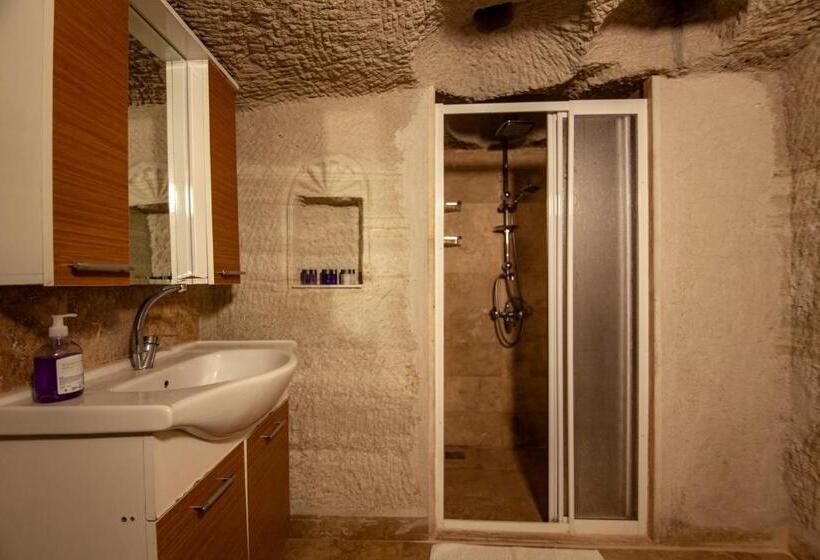 اتاق خانوادگی, Seven Rock Cave