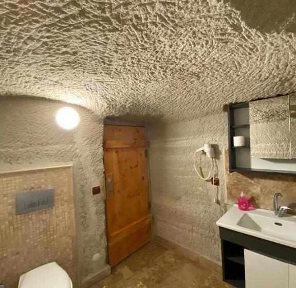 اتاق خانوادگی, Seven Rock Cave