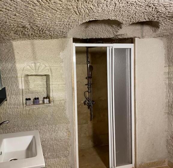 اتاق خانوادگی, Seven Rock Cave