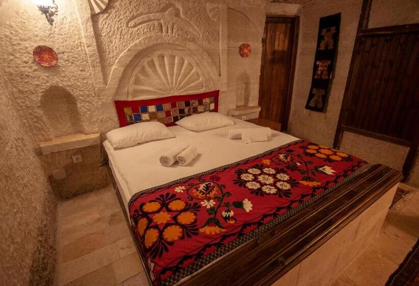 اتاق استاندارد با چشمانداز استخر, Seven Rock Cave