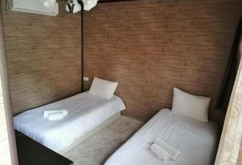 اتاق استاندارد با چشمانداز استخر, Seven Rock Cave