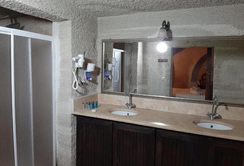 اتاق لوکس خانوادگی, Seven Rock Cave