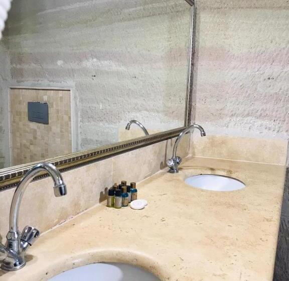 اتاق لوکس خانوادگی, Seven Rock Cave