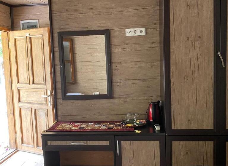 اتاق استاندارد با چشمانداز استخر, Seven Rock Cave