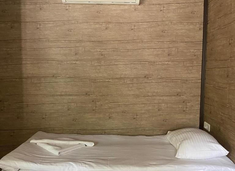 اتاق استاندارد با چشمانداز استخر, Seven Rock Cave