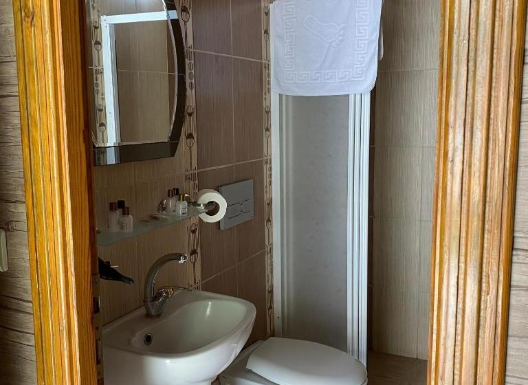 اتاق استاندارد با چشمانداز استخر, Seven Rock Cave