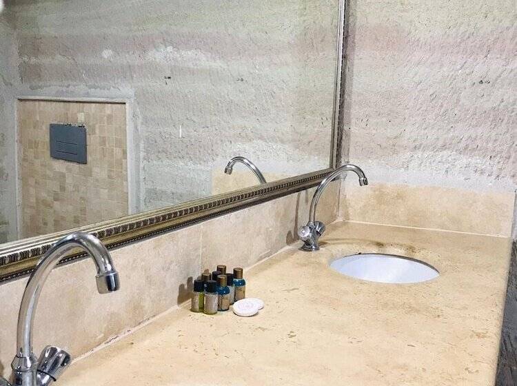 اتاق خانوادگی, Seven Rock Cave