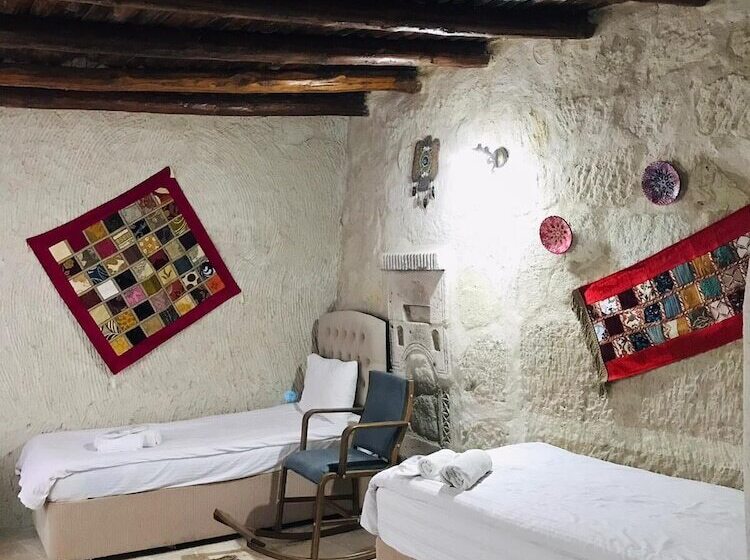 اتاق خانوادگی, Seven Rock Cave