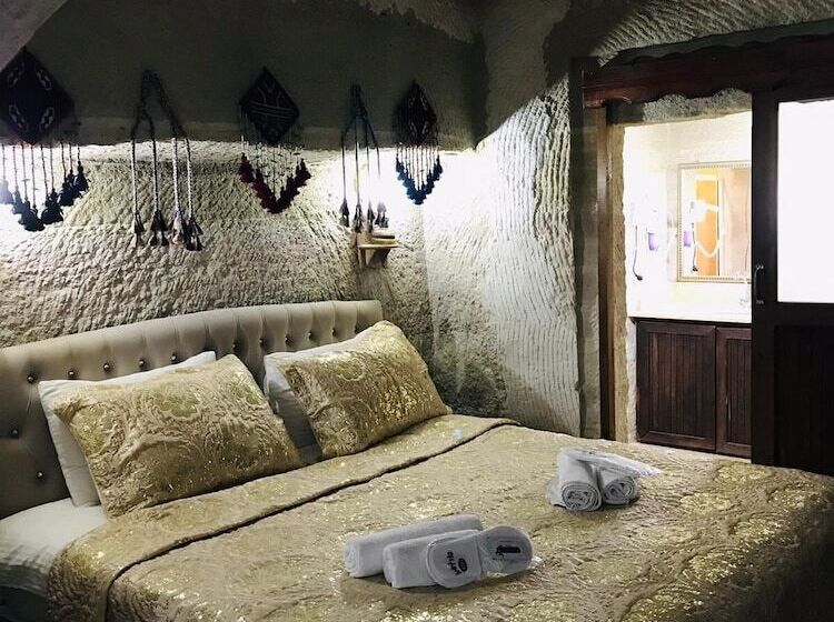 اتاق خانوادگی, Seven Rock Cave