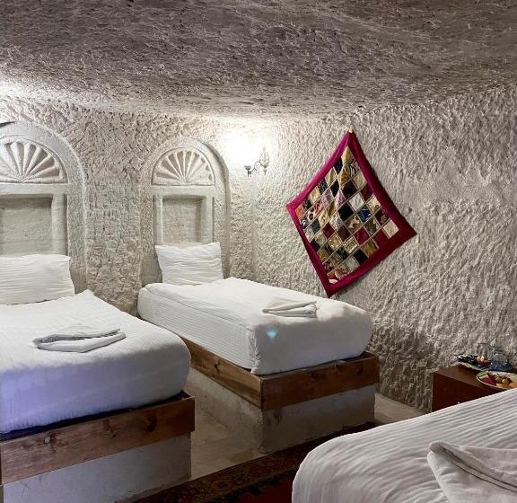 اتاق استاندارد با چشمانداز استخر, Seven Rock Cave