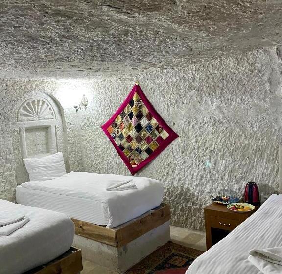 اتاق استاندارد با چشمانداز استخر, Seven Rock Cave