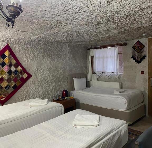 Номер Стандарт Вид на Бассейн, Seven Rock Cave