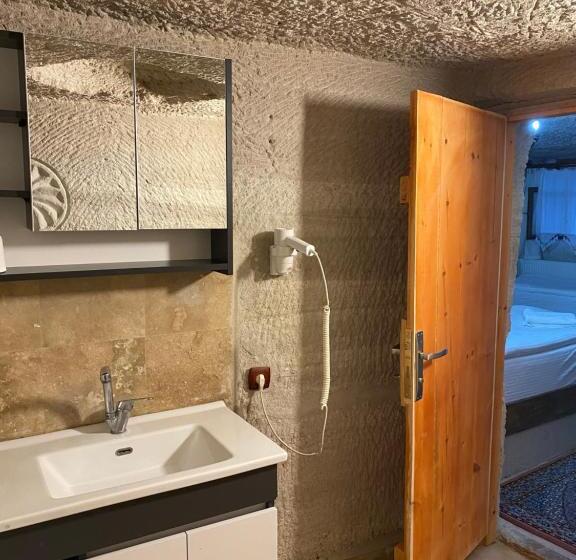 اتاق استاندارد با چشمانداز استخر, Seven Rock Cave