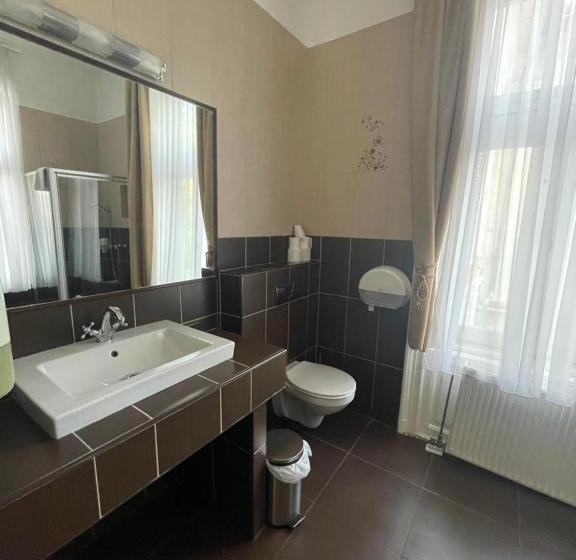 Quarto Quádruplo Estandar, Jókai Villa