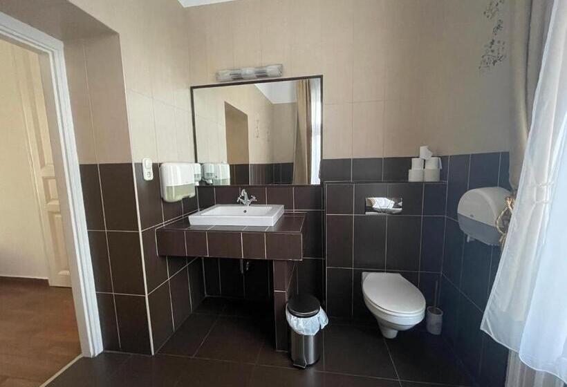 Quarto Quádruplo Estandar, Jókai Villa