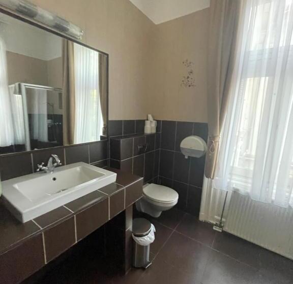 Quarto Familiar, Jókai Villa