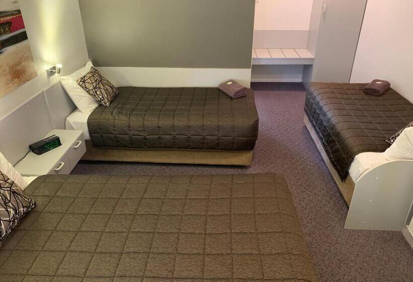 חדר משפחתי, Orana Windmill Motel