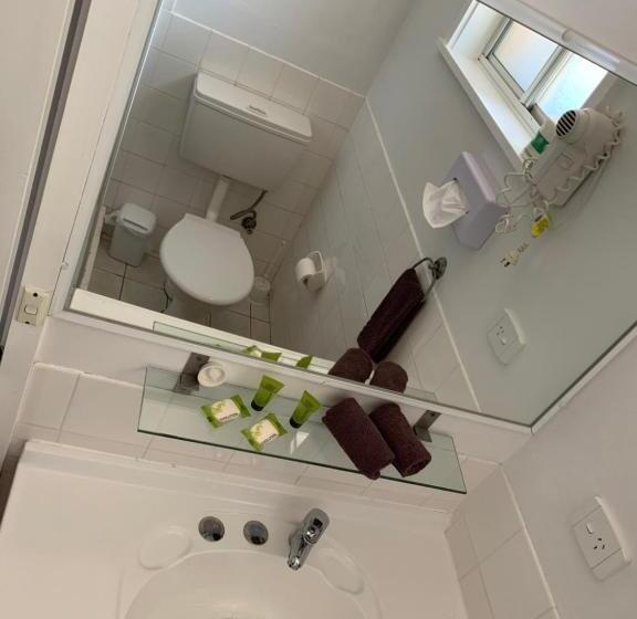 חדר משפחתי, Orana Windmill Motel