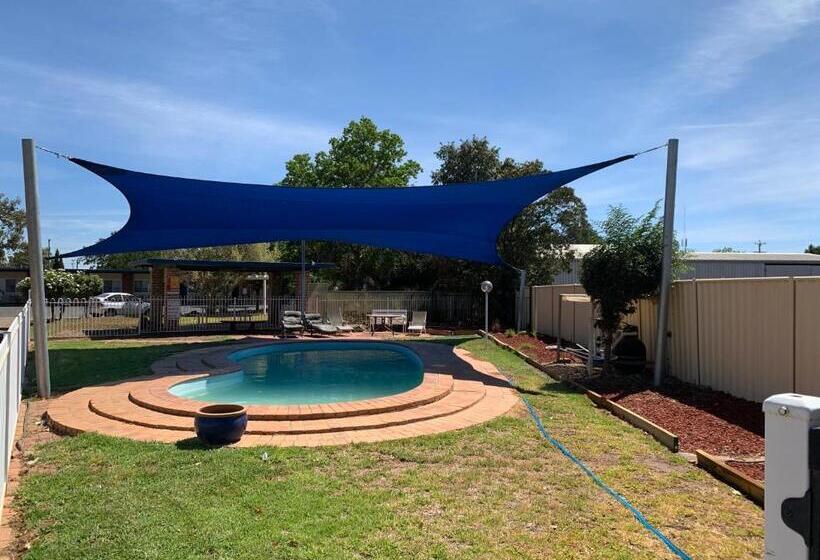 חדר משפחתי, Orana Windmill Motel