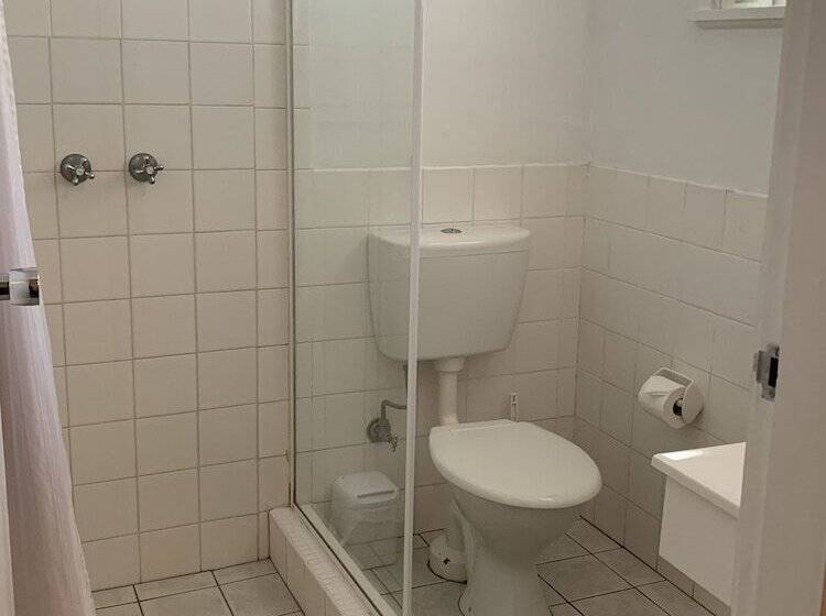 חדר משפחתי, Orana Windmill Motel