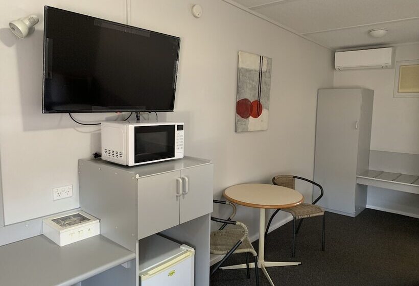 חדר משפחתי, Orana Windmill Motel